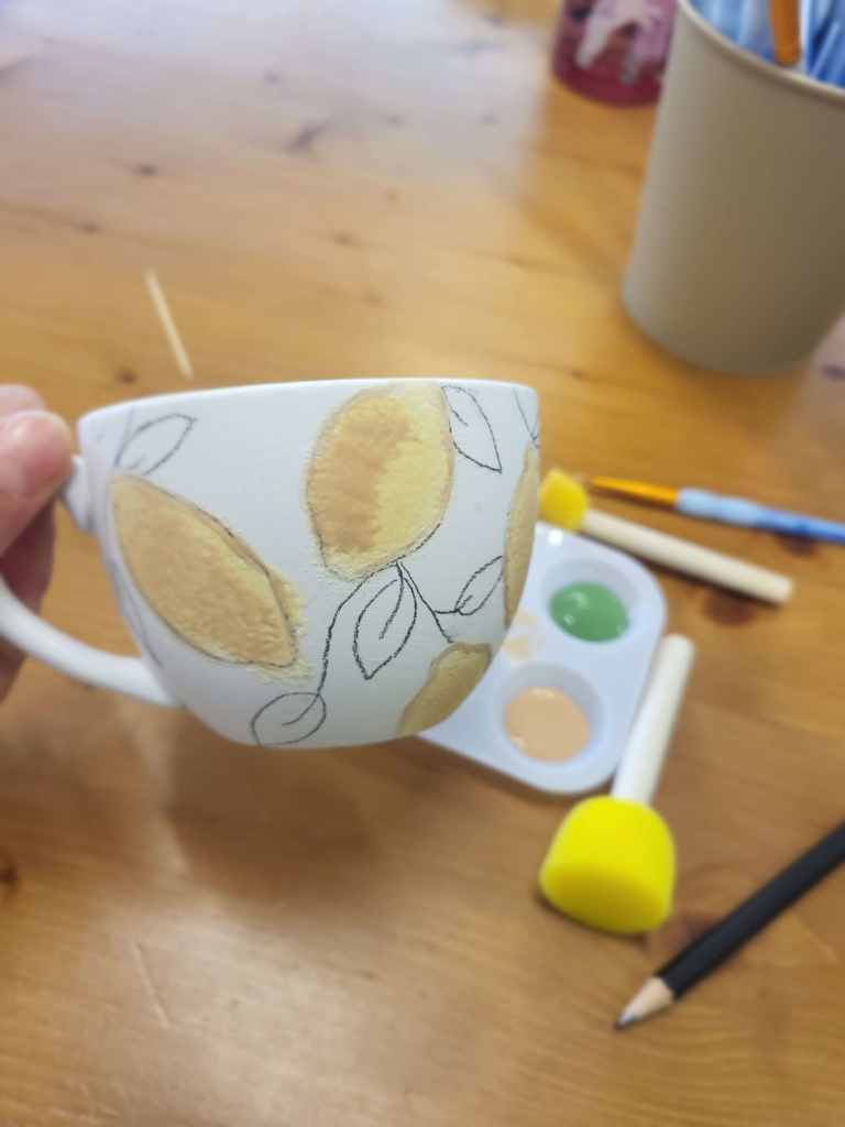 des citrons dessinés au crayon et peints à l'éponge