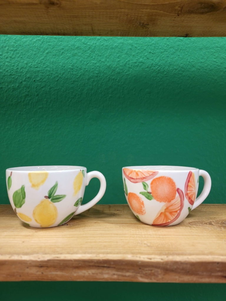 les tasses agrumes peintes et sorties du four