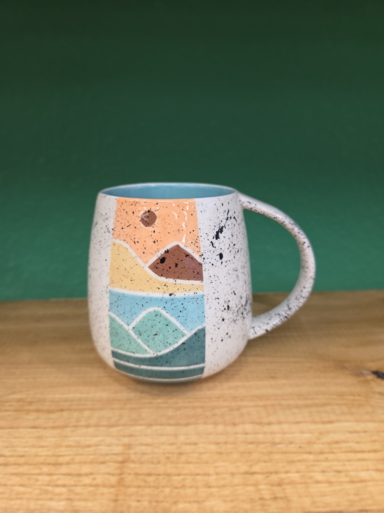 Technique de la brosse à dent sur une tasse colorée