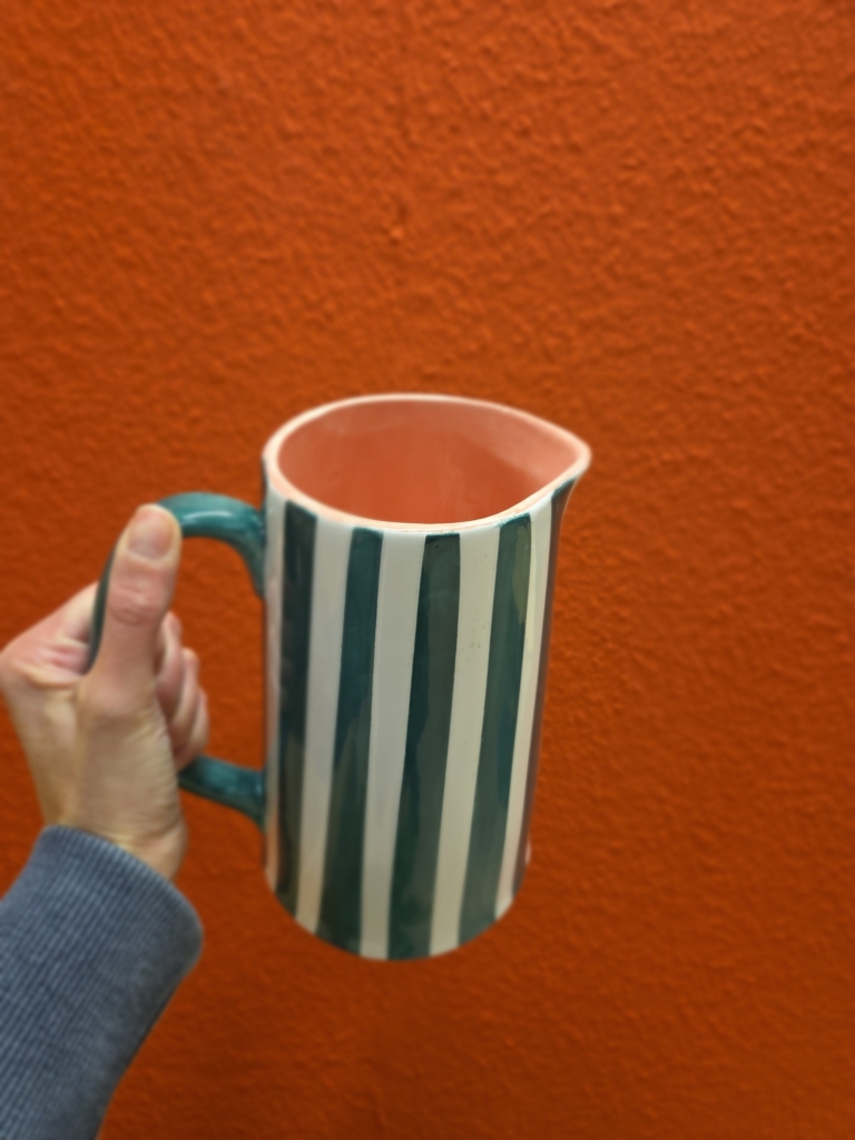 Pichet décoré peinture émail 