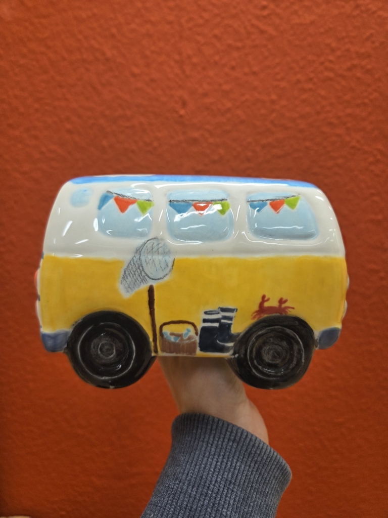 Tirelire van life clin d'oeil à ma bretagne. peinture sur céramique à Bienne