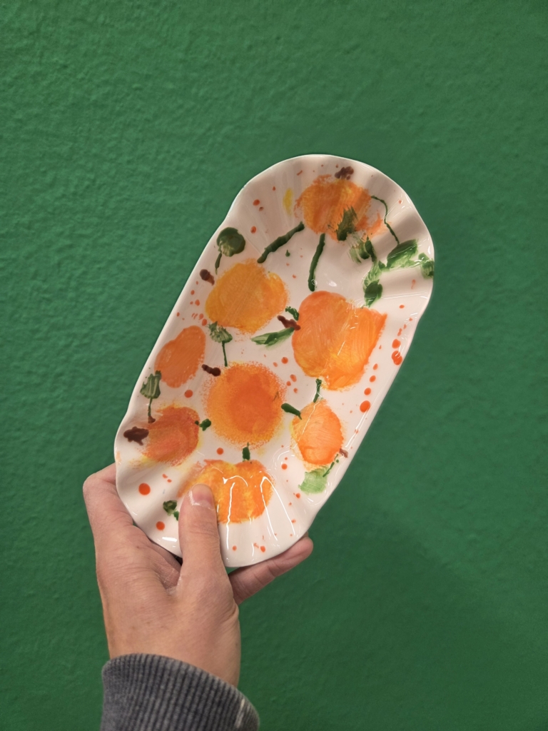 barquette à frite revisitée avec des oranges peintes. technque de l'éponge