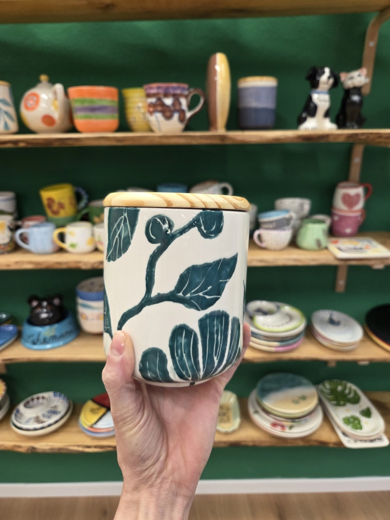 Pot avec couvercle décoré à la main à Bienne