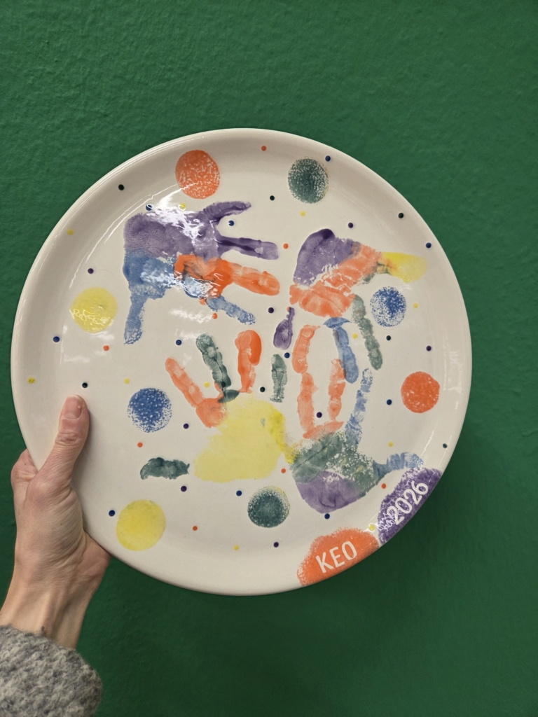 cadeau de naissance, empreintes d'enfants peintes sur céramique