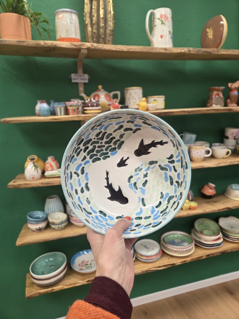 Activité à Bienne de peinture sur céramique, inspiration requin baleine