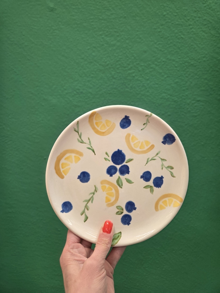Activité DIY à Bienne pour peindre une assiette